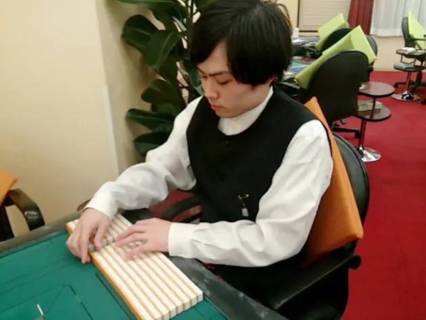 麻雀店サービススタッフ・ホールスタッフ・初めての就職（学歴不問・未経験OK）