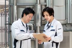 製造社員の作業風景