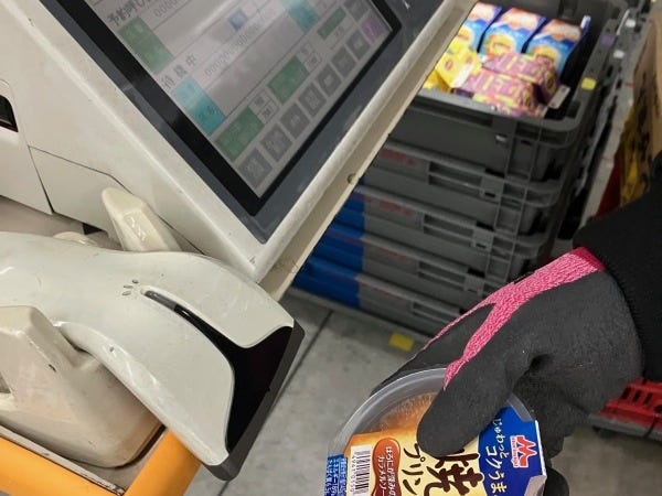 基本作業の流れを紹介します！！まず、商品のバーコードをピッと読み込み