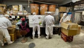 ソースの充填風景