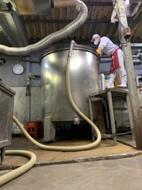 ソースの仕込み風景