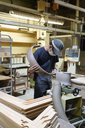 木地加工場での作業風景