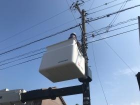 作業風景・高所作業車で、通信ケーブルを配線しています