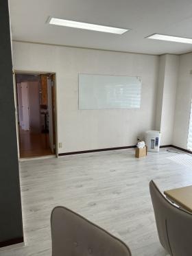 事務所内 ホワイトボード