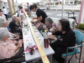 施設の前で流しそうめんを行いました！皆さん楽しんでいました！