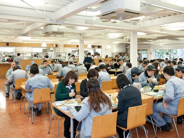 社員食堂です。安くて美味しいご飯が食べられます。会社の補助もあります。