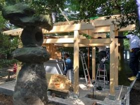 「神社の手水舎上棟」住宅以外にも様々な現場に携われます。