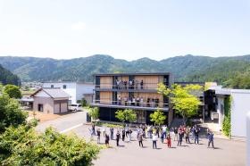 鯖江市の本社外観