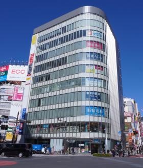 新宿駅から徒歩３分１０階建てビル最上階が本社です