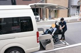 社用車（車椅子対応のワゴン車）