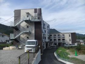 駐車場からの外観