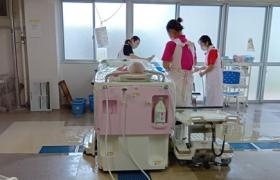 浴室への誘導、更衣、洗体の介助など全体で協力して行います。