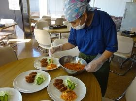 就労：食品 南陽市役所食堂盛り付け
