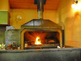 大きな暖炉のあるお店です