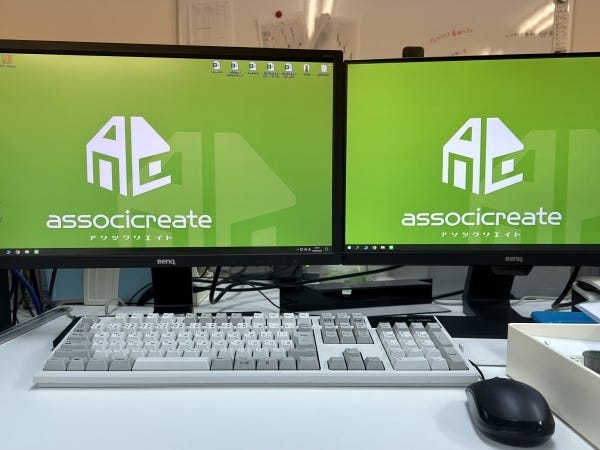 作業環境は業務効率の要です。全てのデスクにダブルディスプレイ完備！キーボードもハイスペックキーボードですので、入力し易い。