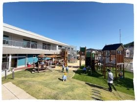 芝生の丘のある広い園庭で子どもたちはのびのび！