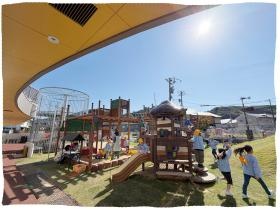 園庭には大型遊具があり子どもたちは大喜び！