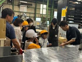 夏休みに従業員とお子さんのための工場見学をしています。