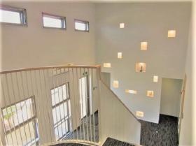 清潔感あるモダンな社内