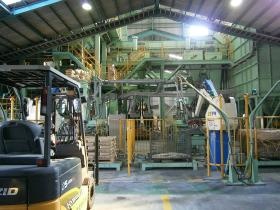 工場内 中央部 袋詰め作業