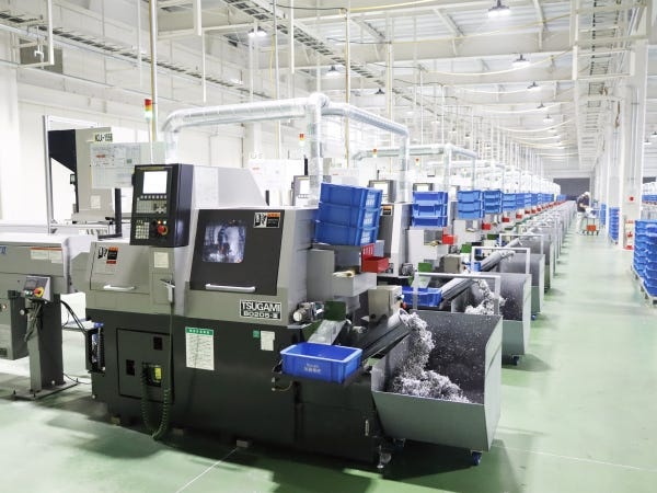 事業所内の様子です。会社全体では3000台以上の加工設備を保有しています！