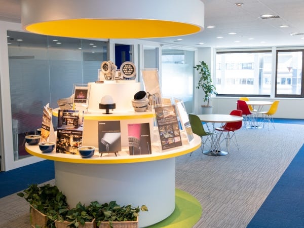 本社エントランス。グループ会社各社の商品などが掲示されております。