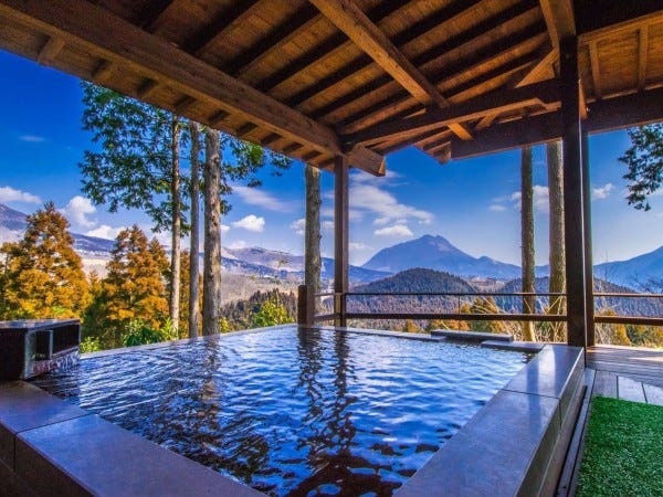 離れのお風呂から望む由布岳