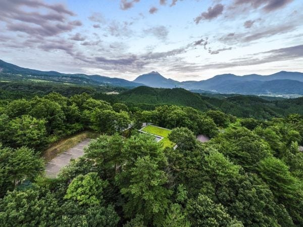 由布院駅から車で約10分。山の中に佇む宿。