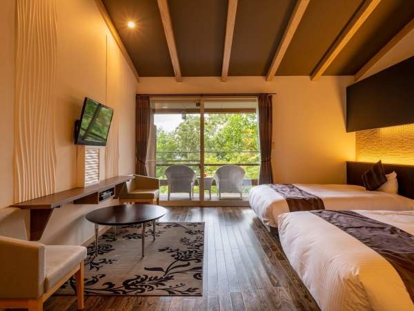 広々とした客室。木と緑に癒される。