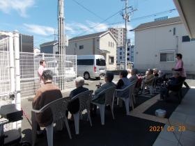 駐車場で日光浴