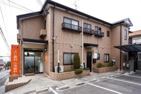 バス停が目の前にあります。車通勤もご相談可能です。