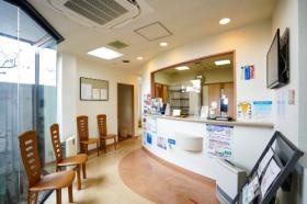 自然光の入る明るい待合室です。