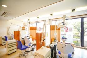 年間休日１２５日、残業はほとんどなく１８時過ぎに退勤できます