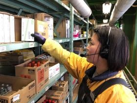 音声ピッキングシステムで品出しをする様子