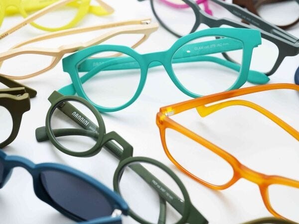 海外から良いものを仕入れ、日本人の嗜好に合うようメガネの自社開発しています。主に老眼鏡を扱っています。