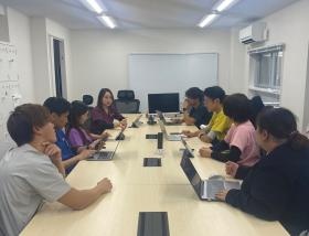 週に１回の会議で、よりよい職場環境づくりに努めています。