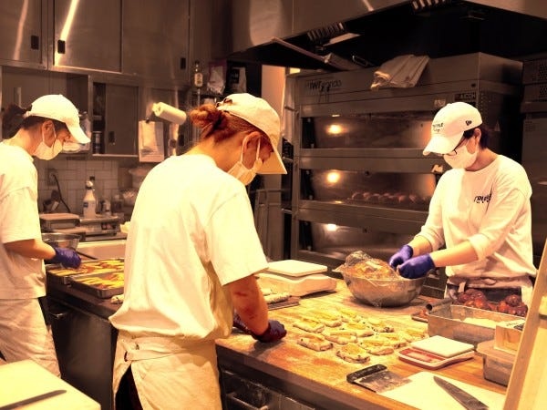 生地、発酵、成形、焼成を全て1つの店舗で行うオールスクラッチ製法。技術力の高さと職人のこだわりがTruffleBAKERYを支えています。