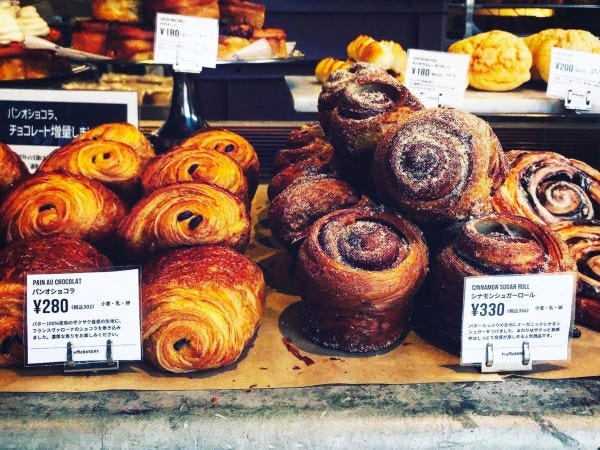 お店はまるでおもちゃ箱。私たちが焼いたパンが並ぶと、お客様も従業員もそわそわします。お店で輝くパンはたとえ1つでも食卓を彩るアイテムです。