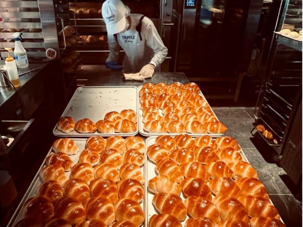 焼きたてのパンが生まれた瞬間に立ち会えるのが私たちの仕事の醍醐味。同じレシピでも、季節によって表情が変わるパン。毎日が初めての積み重ねです。