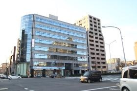 堀川高辻の北西角で１Ｆにローソンが入ってます。