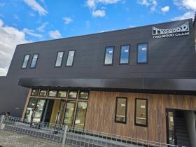 ２０２４．１１に新社屋が完成しました。