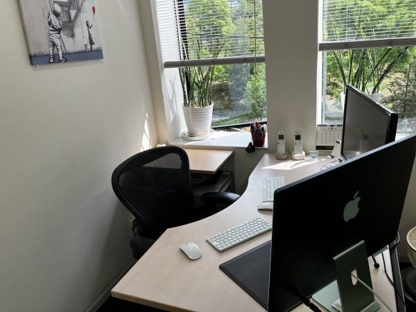 Macとモニターは全員貸与されます。大変申し訳ないのですが、今回採用する方の個人デスクの位置は窓際ではありません。