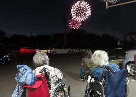 花火大会を楽しんでいます＊゜