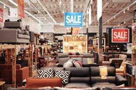 店内の様子 所狭しとオシャレな家具が展示されています