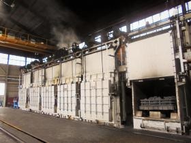 大型の製品を処理する炉が並んでいます（東大阪）