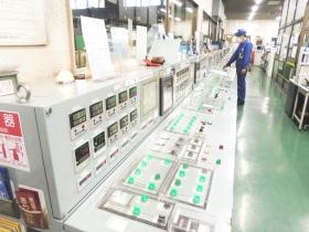 機械のオペレーションをするコントロール室です（本社）