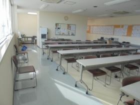 食堂には無料で飲める給茶機があります（三重）