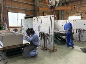 溶接工場の様子（１人ひとりに作業スペースを用意）。空調完備！