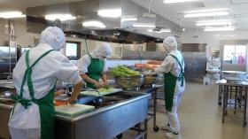 働く仲間から実践的なスキルを学び、仲間に教える