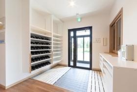 明るい玄関でお客様をおもてなし